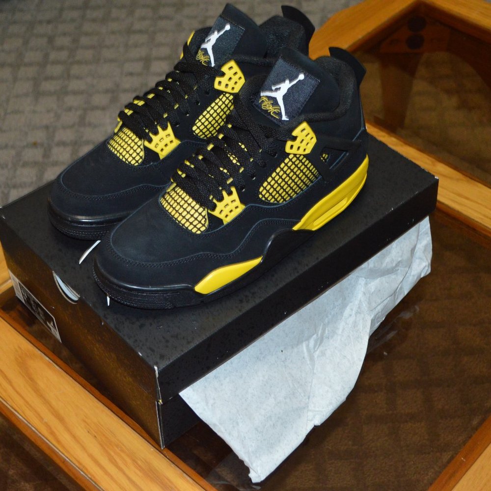 Jordan 4 Thunder 2023 - Picture 6 of 6